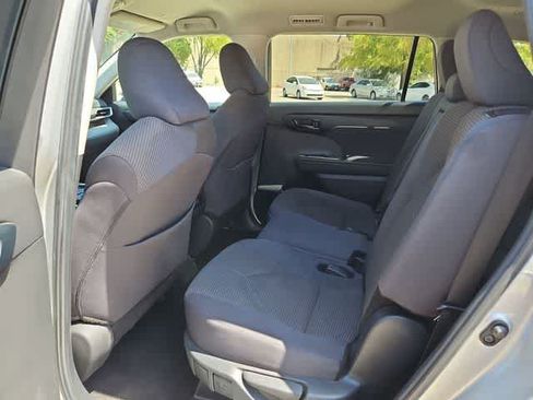 Used 2024 Toyota Highlander LE AWD/4WD image 16