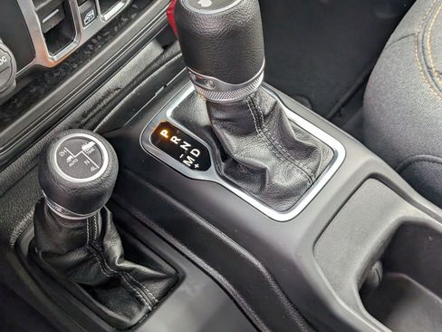 Used 2025 Jeep Wrangler Unlimited Sahara image 36