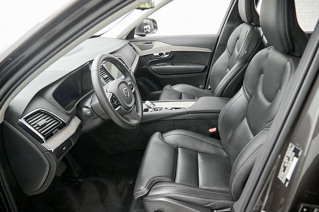 Certified 2025 Volvo XC90 B6 Ultra w/ Protection Package Premier AWD/4WD image 18