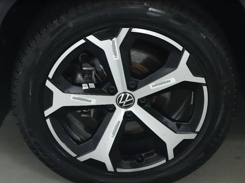 Certified 2025 Volkswagen Tiguan SE image 36