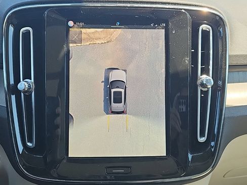 Used 2023 Volvo XC40 B5 Plus w/ Protection Package Premier AWD/4WD image 10