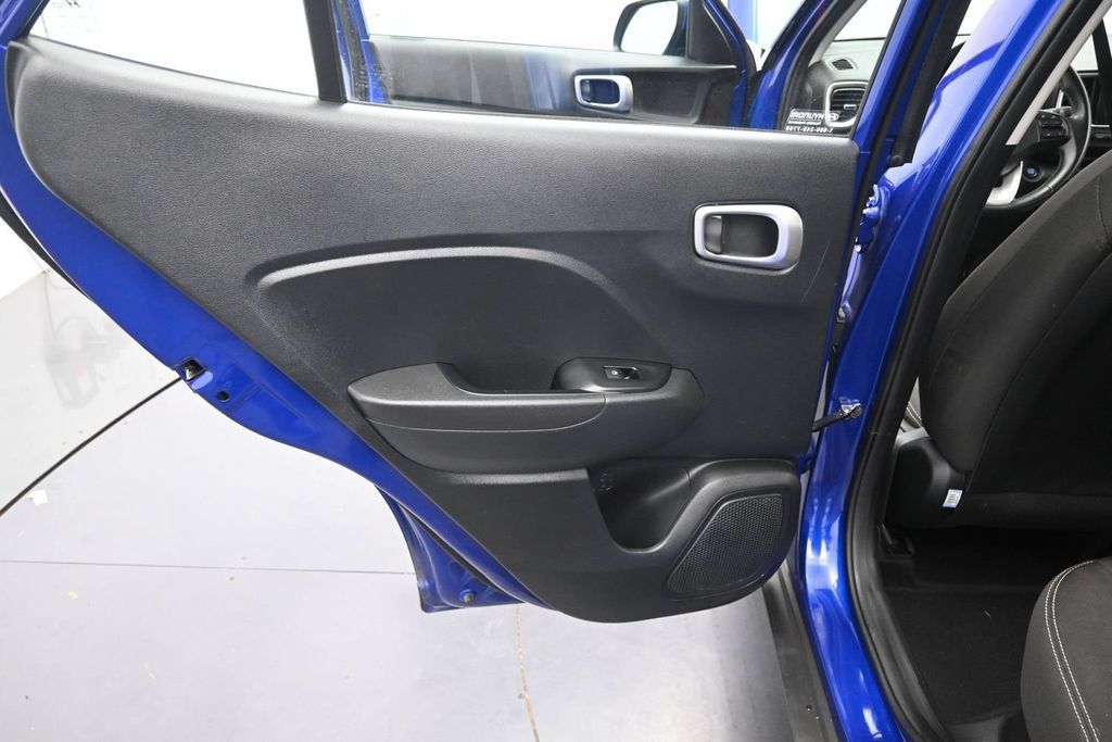 Used 2024 Hyundai Venue SEL FWD image 14
