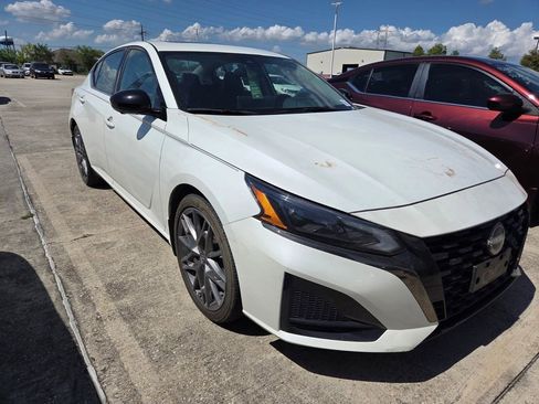 Used 2024 Nissan Altima 2.0 SR FWD image 3