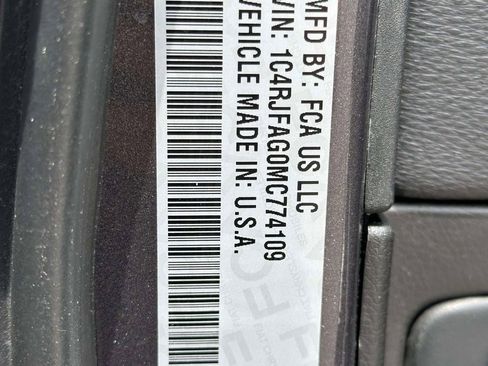 Used 2021 Jeep Grand Cherokee Laredo AWD/4WD image 31