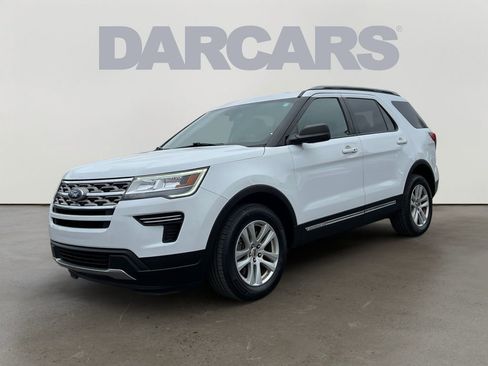 Used 2018 Ford Explorer XLT image 2