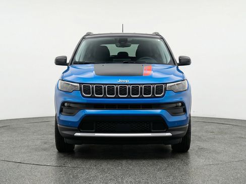 Used 2025 Jeep Compass Trailhawk image 2