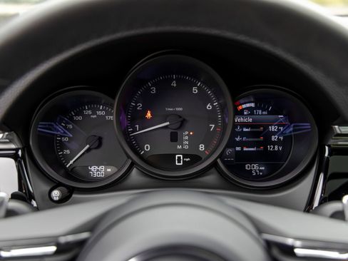 Certified 2026 Porsche Macan AWD/4WD image 38