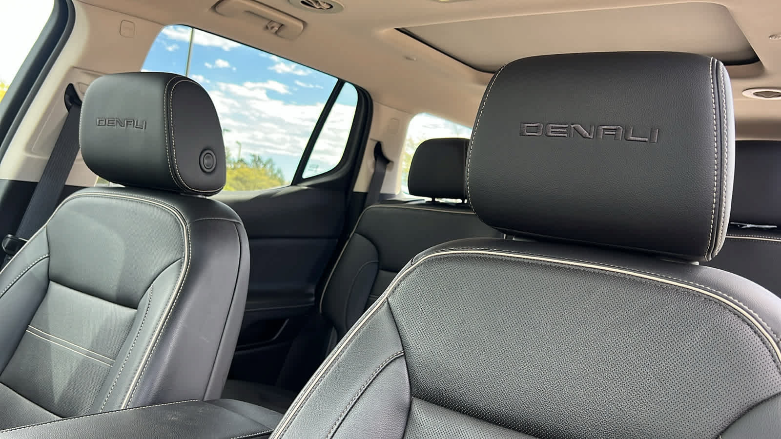 Used 2022 GMC Acadia Denali w/ Denali Ultimate Package AWD/4WD image 11