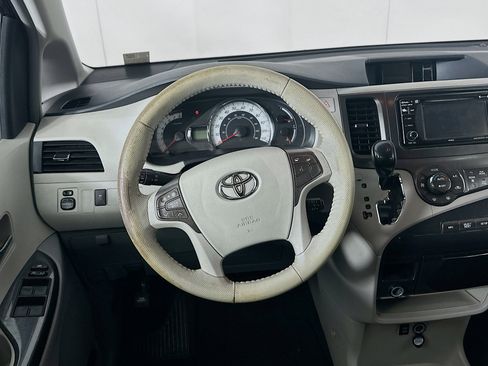 Used 2013 Toyota Sienna SE FWD image 17