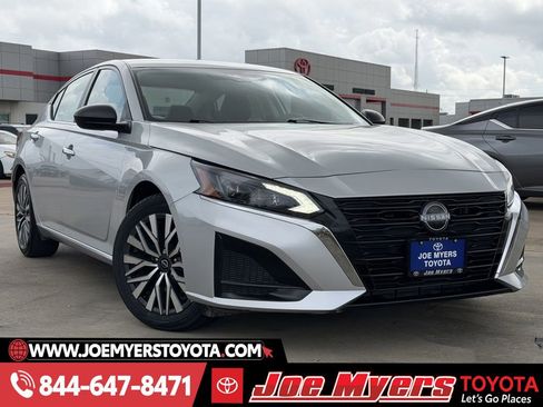 Used 2024 Nissan Altima 2.5 SV image 2