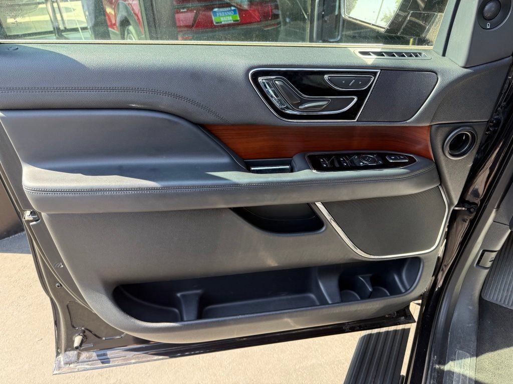 Used 2022 Lincoln Navigator L 4WD image 35