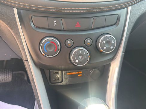 Used 2021 Chevrolet Trax LT w/ LT Convenience Package FWD image 27