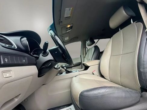 Used 2017 Kia Sedona LX w/ LX Essentials Premium Package FWD image 11