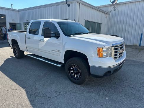 Used 2008 GMC Sierra 2500 SLT w/ Z71 Off-Road Package AWD/4WD image 2