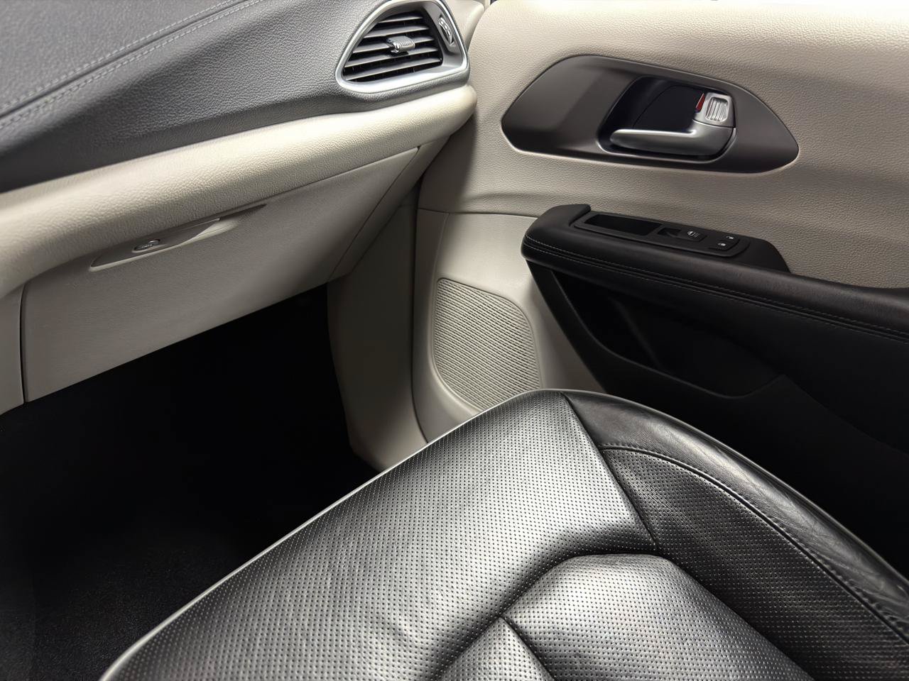 Used 2019 Chrysler Pacifica Limited FWD image 25