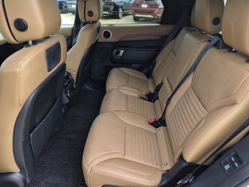 Used 2024 Land Rover Discovery Metropolitan Edition AWD/4WD image 17