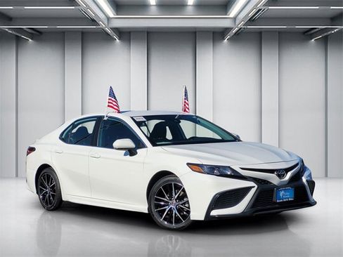 Used 2024 Toyota Camry SE image 1