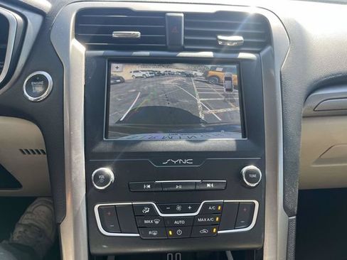 Used 2019 Ford Fusion SE FWD image 29