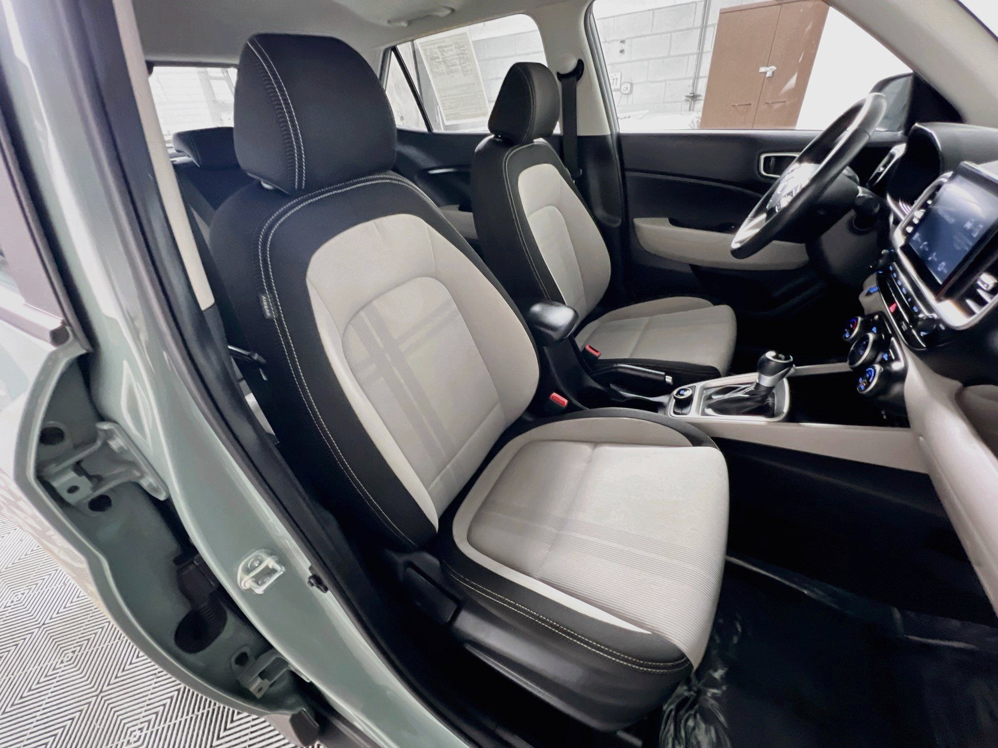 Used 2025 Hyundai Venue SEL FWD image 30