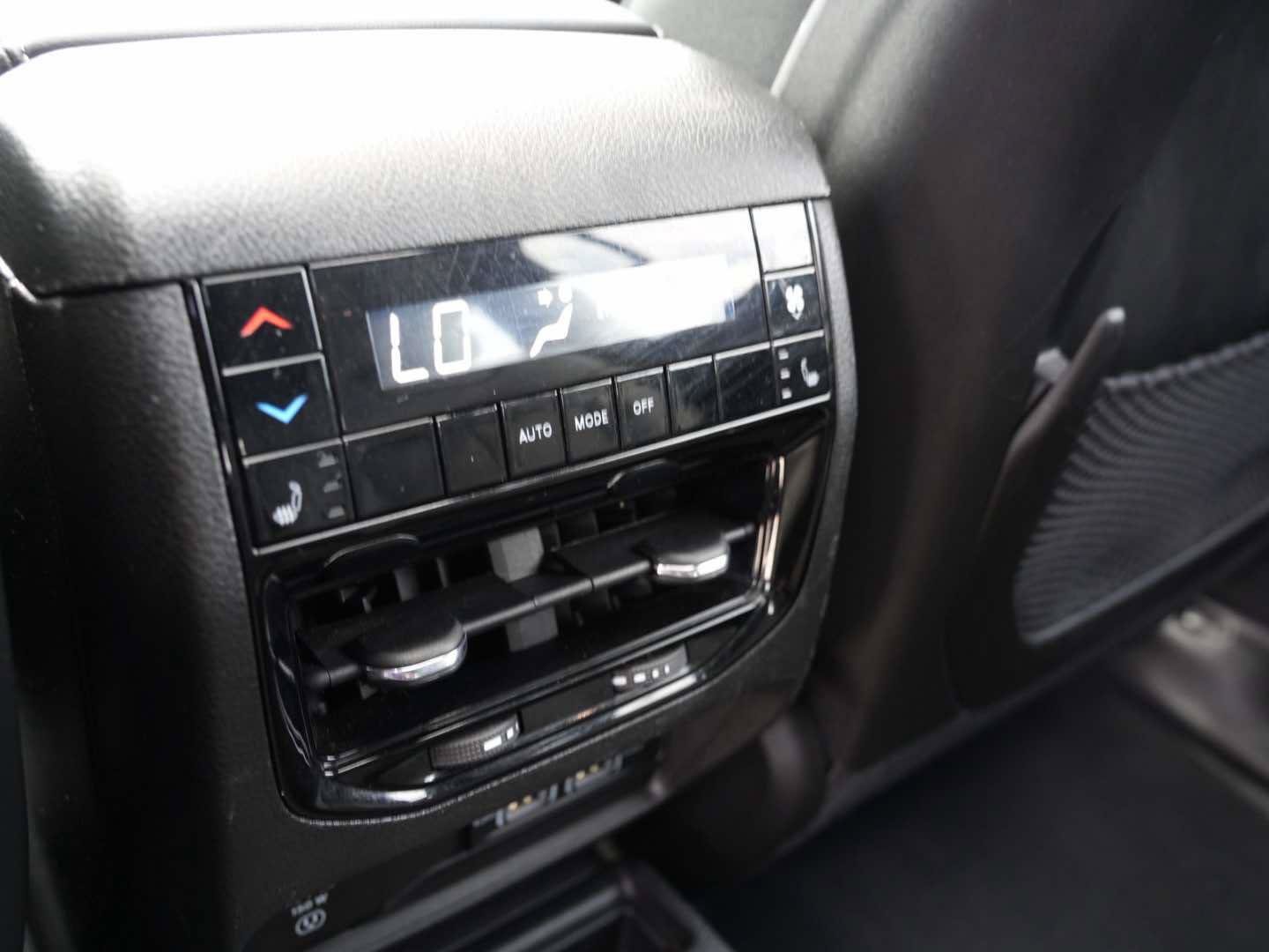 Used 2024 Jeep Grand Cherokee L Limited w/ Luxury Tech Group II RWD image 13