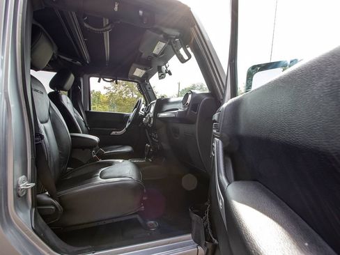 Used 2013 Jeep Wrangler Unlimited Rubicon w/ Connectivity Group AWD/4WD image 14