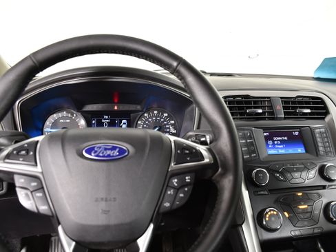 Used 2017 Ford Fusion SE w/ Equipment Group 201A FWD image 16