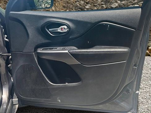 Used 2021 Jeep Cherokee Limited image 18