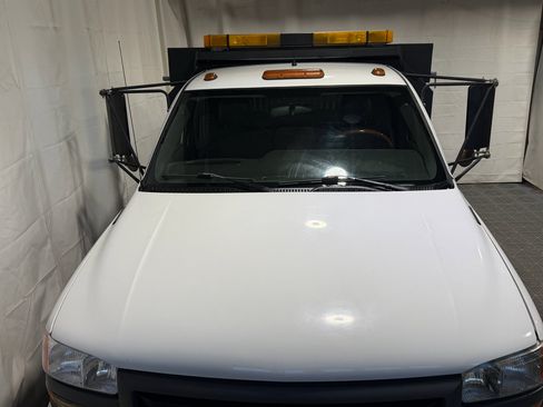 Used 2004 GMC Sierra 3500 W/T w/ Heavy-Duty Power Package image 3