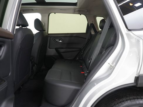 Used 2023 Nissan Rogue SV w/ SV Premium B Package image 17