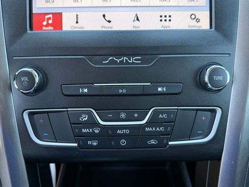 Used 2019 Ford Fusion SE FWD image 18