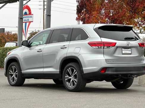 Used 2019 Toyota Highlander LE image 6
