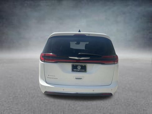 Used 2023 Chrysler Pacifica Touring-L FWD image 4