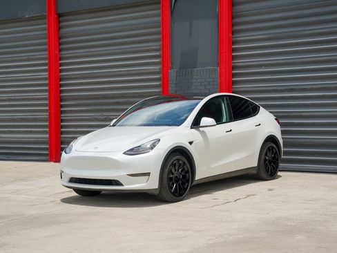 Used 2023 Tesla Model Y AWD image 1