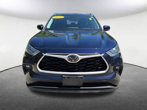 Used 2020 Toyota Highlander XLE AWD/4WD image 2