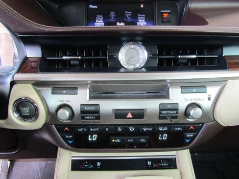 Used 2016 Lexus ES 350 w/ Premium Package w/Wood Trim FWD image 19