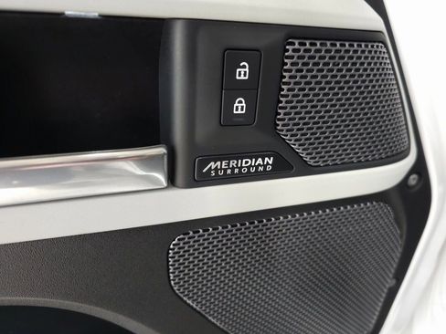 Used 2023 Land Rover Defender 110 SE image 16