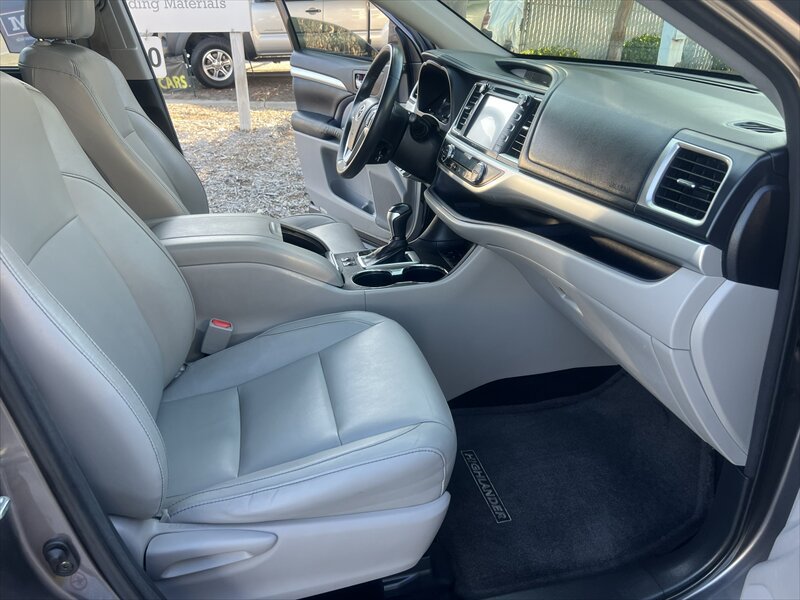 Used 2014 Toyota Highlander XLE FWD image 24