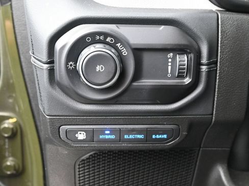 Used 2024 Jeep Wrangler Unlimited Sahara w/ Technology Group AWD/4WD image 21