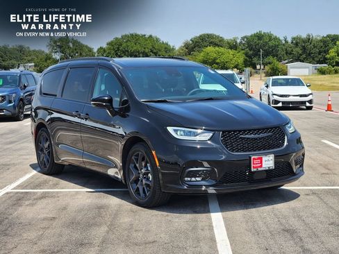 Used 2026 Chrysler Pacifica Select w/ S Appearance Package FWD image 3