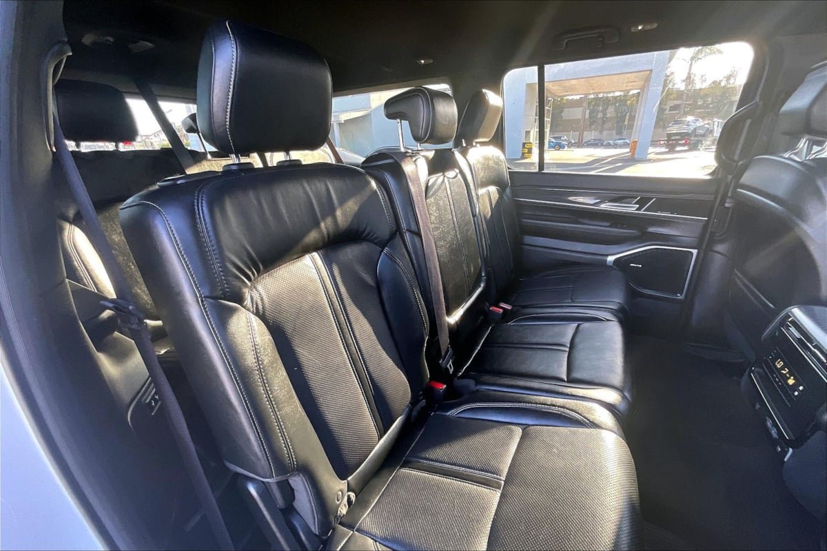 Used 2024 Jeep Wagoneer L Series II RWD image 25