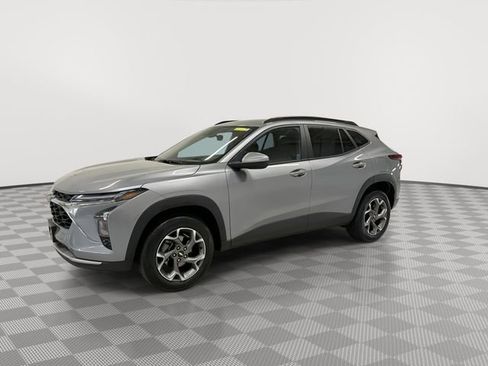 Certified 2025 Chevrolet Trax LT w/ LT Convenience Package FWD image 5