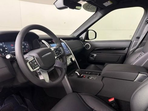 Certified 2025 Land Rover Discovery S image 7