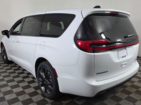New 2026 Chrysler Pacifica Select image 5