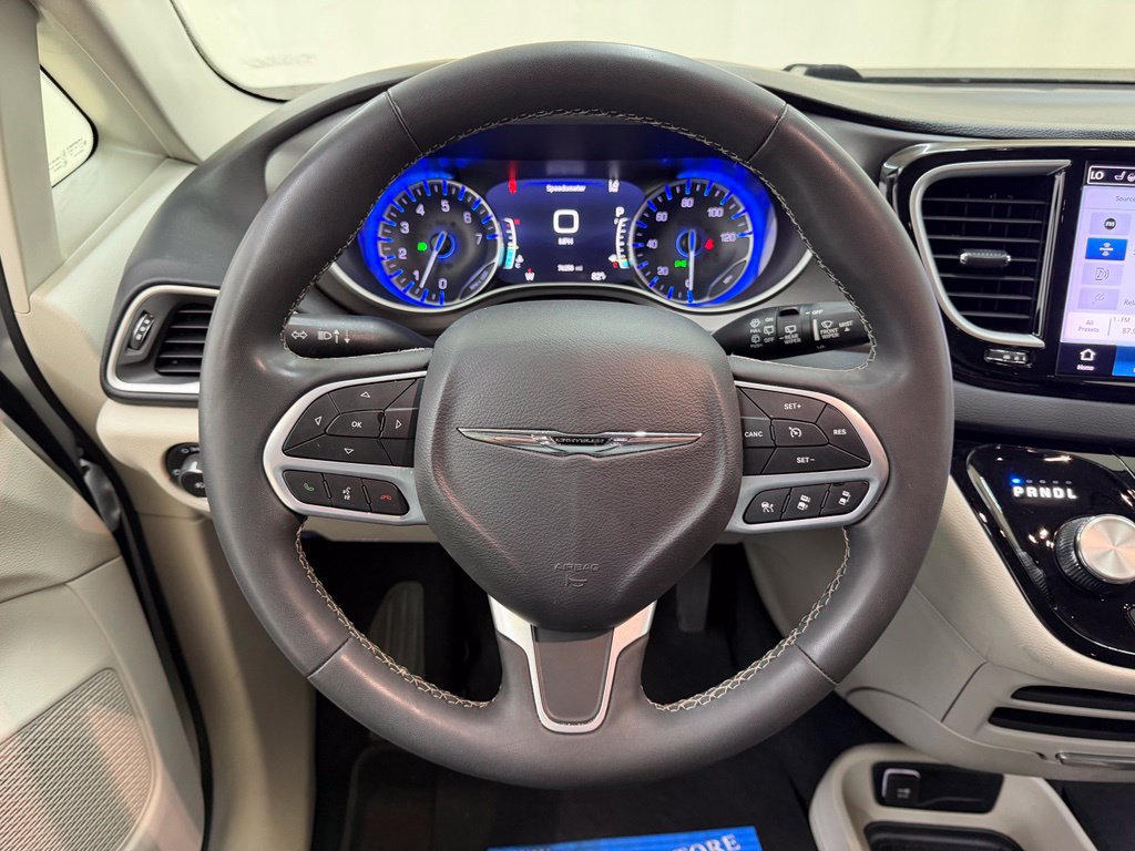 Used 2023 Chrysler Pacifica Touring-L FWD image 22