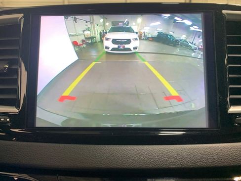 Used 2025 Chrysler Pacifica Select FWD image 5