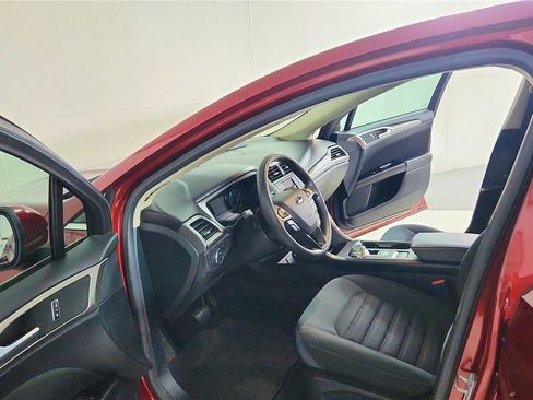 Used 2017 Ford Fusion SE image 16