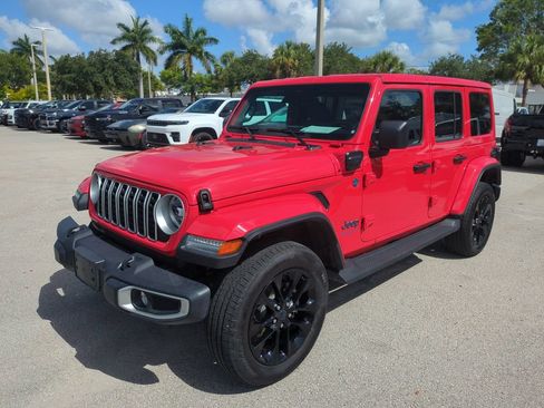 Used 2025 Jeep Wrangler Unlimited Sahara AWD/4WD image 10
