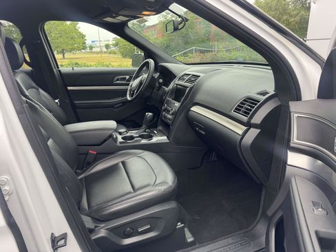 Used 2019 Ford Explorer XLT w/ Equipment Group 202A AWD/4WD image 39