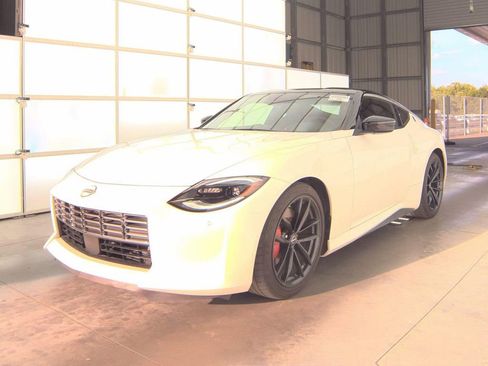 Certified 2025 Nissan Z Performance w/ Floor Mat Package RWD image 2