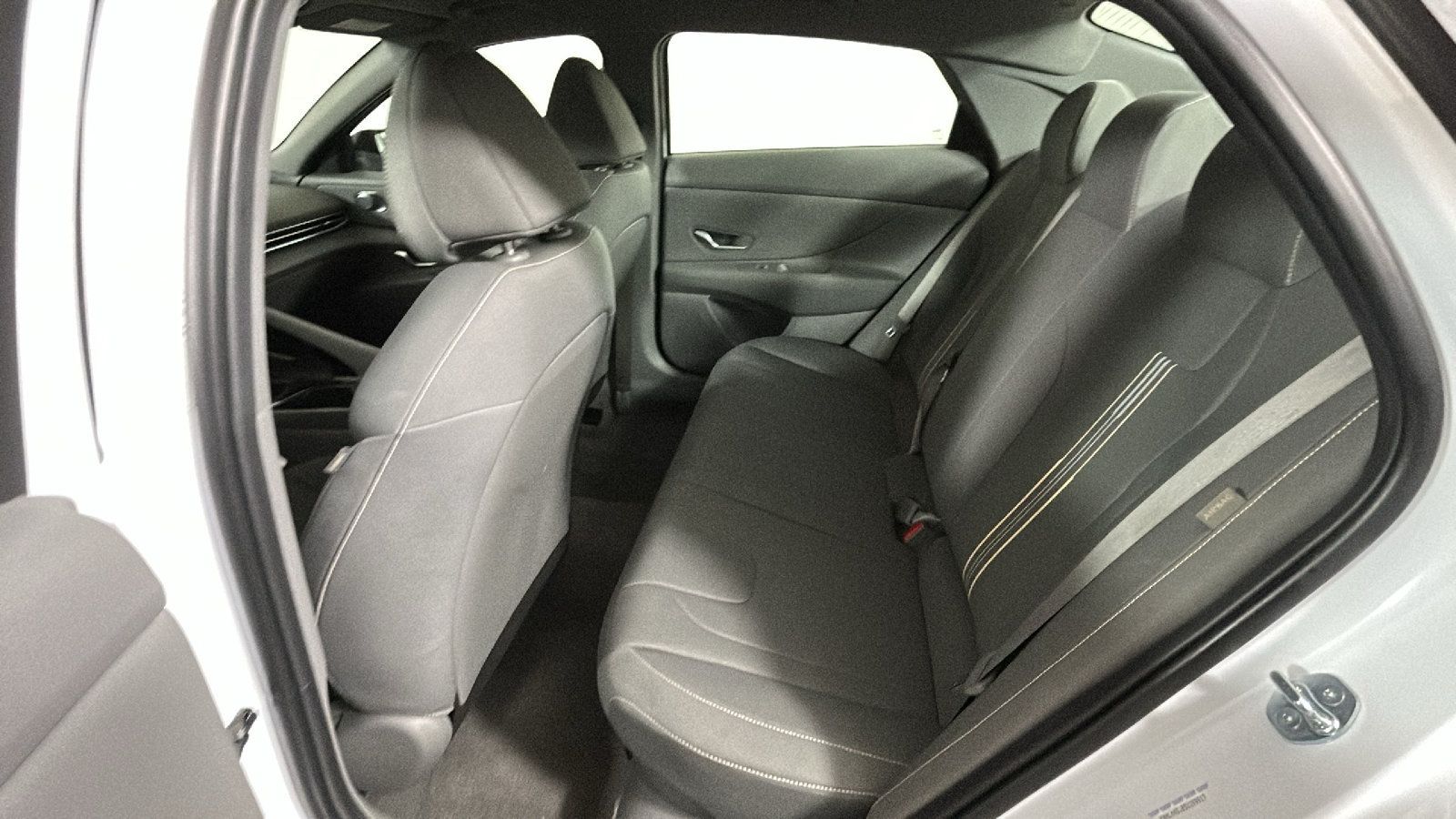 Used 2025 Hyundai Elantra SEL FWD image 31